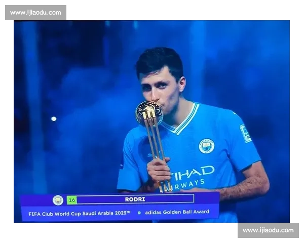 世俱杯加时 119 分钟曼城落后！罗德里被换下时摔护腿板表情凝固